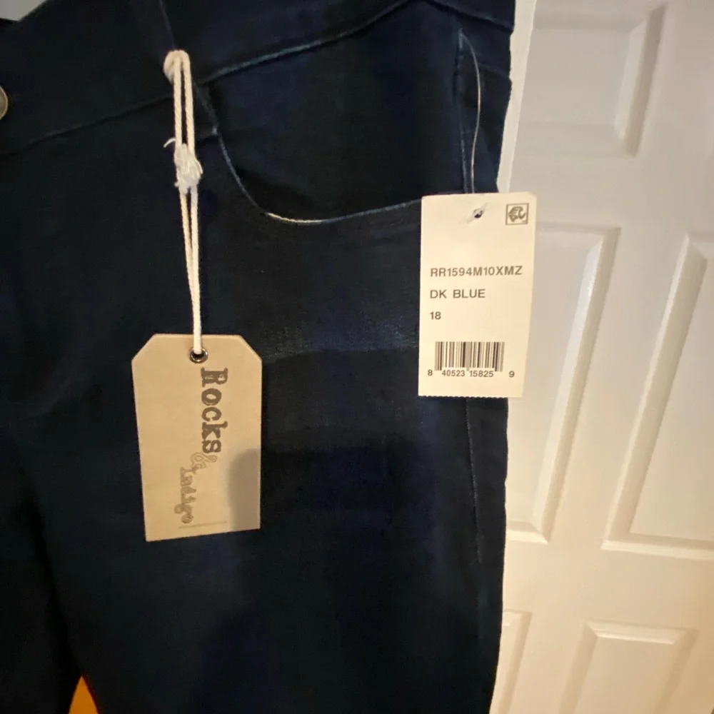 Rocks and indigo jeans - Picture 2 of 5